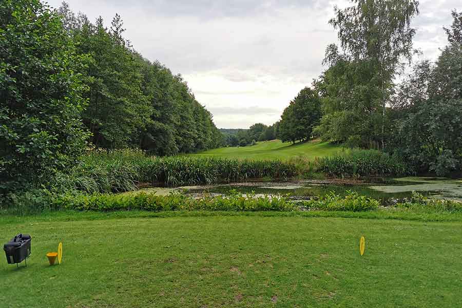 Golfplatz mit einem kleinen See in der Mitte