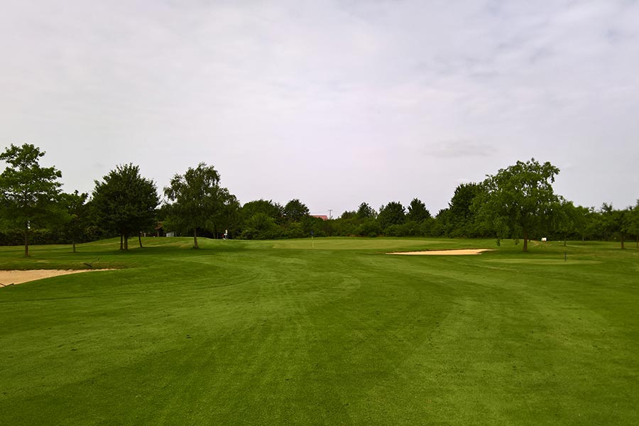 Golfclub Peine Edemissen, großer Golfplatz mit Bäumen an den Rändern