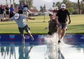 Jennifer Kupcho springt mit zwei Männern in den teich am 18. Grün bei der Chevron Championship