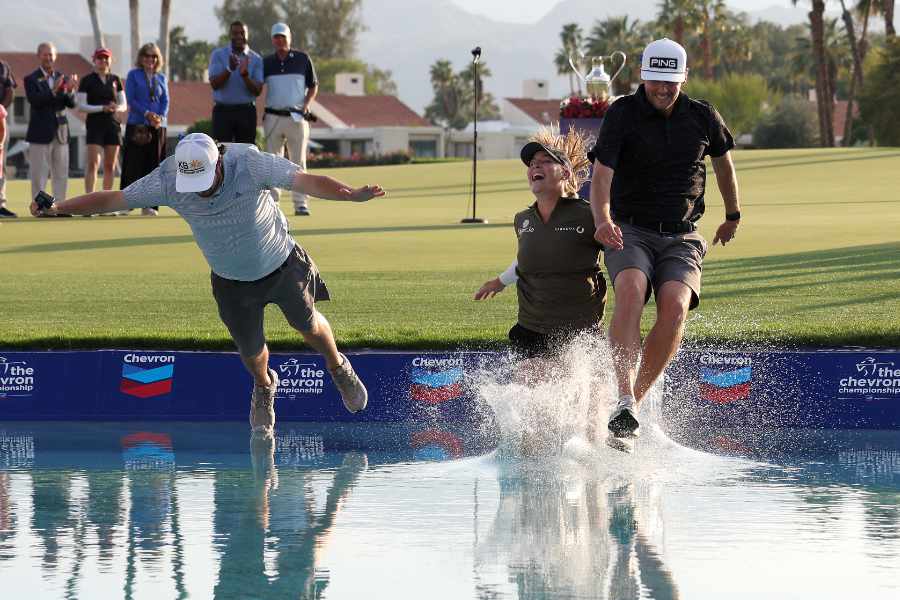 Jennifer Kupcho springt mit zwei Männern in den teich am 18. Grün bei der Chevron Championship