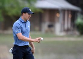 Jordan Spieth mit einem Golfball in der Hand