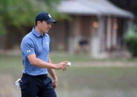 Jordan Spieth mit einem Golfball in der Hand