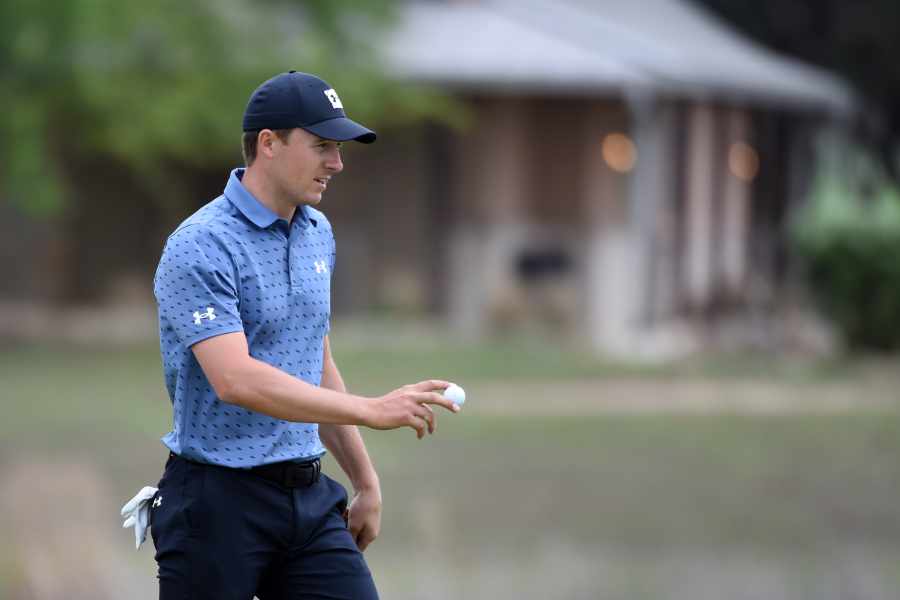 Jordan Spieth mit einem Golfball in der Hand