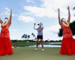 Lydia Ko feiert ihren Turniersieg auf Hawaii mit zwei Tänzerinnen