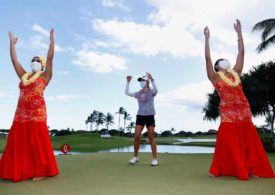 Lydia Ko feiert ihren Turniersieg auf Hawaii mit zwei Tänzerinnen
