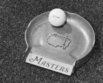 Ein Golfball auf einer Schale des Masters