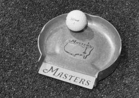 Ein Golfball auf einer Schale des Masters
