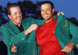 Phil Mickelson zieht Tiger Woods eine Masters Jacke an