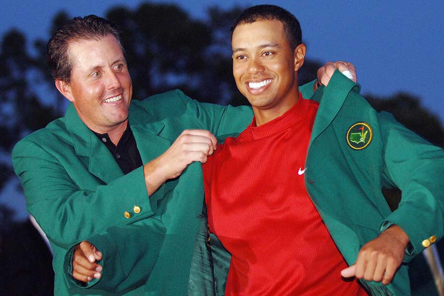 Phil Mickelson zieht Tiger Woods eine Masters Jacke an