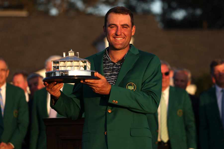 Scottie Scheffler im grünen Jacket und mit der Trophäe des Masters