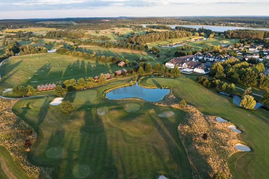 Luftaufnahme von einem Golfplatz mit Clubheim
