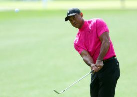 Tiger Woods auf einem Golfplatz, schlägt einen Golfball