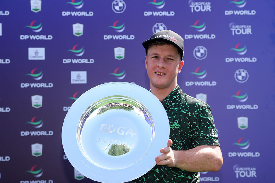 Brendan Lawlor hält EDGA Pokal in der Hand