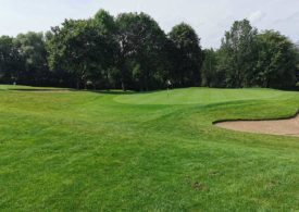 Golfplatz, an der rechten Seite eine Sand Trap