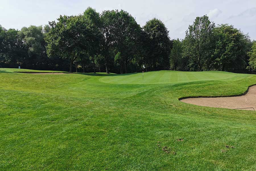 Golfplatz, an der rechten Seite eine Sand Trap