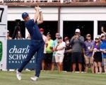 Jordan Spieth schlägt ein Golfball, im Hintergrund stehen Fans