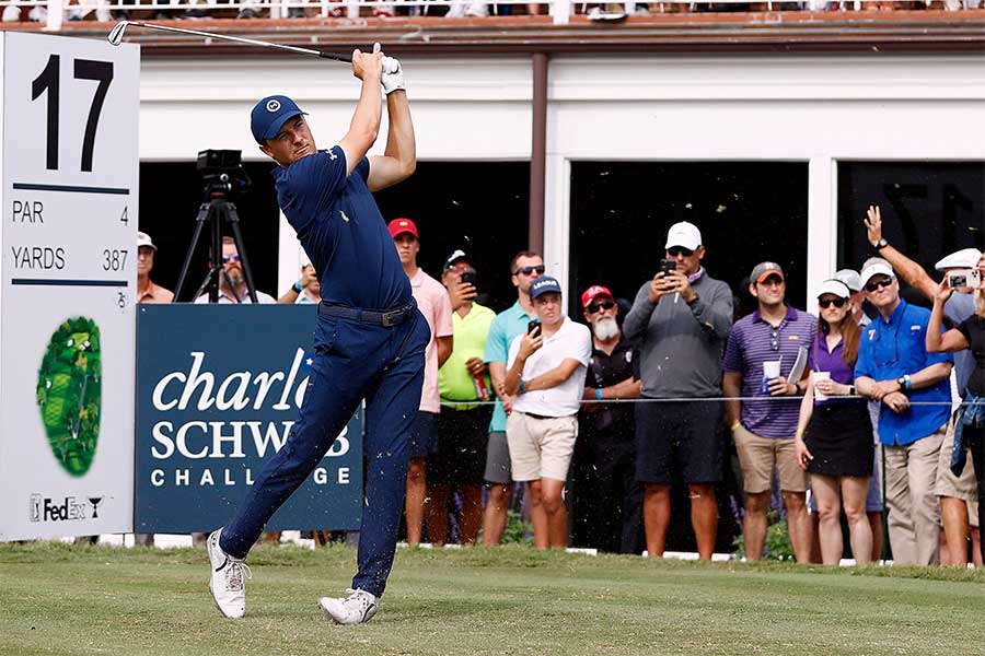 Jordan Spieth schlägt ein Golfball, im Hintergrund stehen Fans