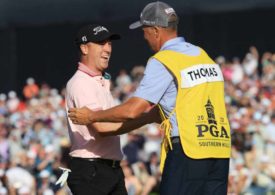 Justin Thomas klatscht sich mit seinem Caddie ab