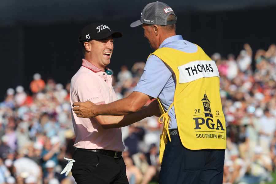 Justin Thomas klatscht sich mit seinem Caddie ab