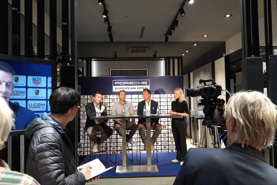 Podiumsteilnehmer bei einer Pressekonferenz