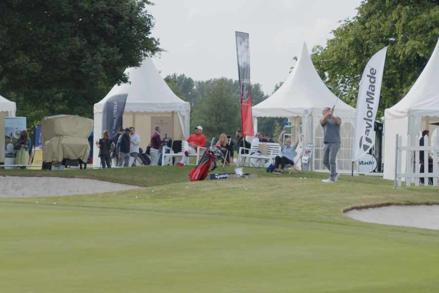 Messestände auf einem Golfplatz