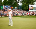 Rory McIlroy steht auf einem Golfplatz, im Hintergrund viele Fans die ihm Zuschauen
