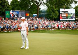 Rory McIlroy steht auf einem Golfplatz, im Hintergrund viele Fans die ihm Zuschauen