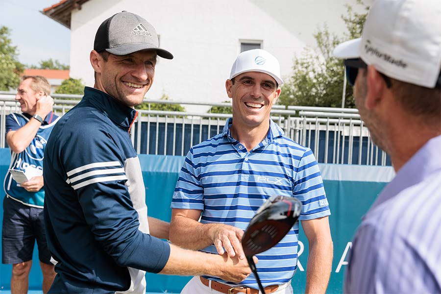 Billy Horschel und Thomas Müller stehen nebeneinander