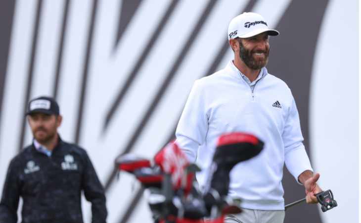 Dustin Johnson grinst bei einem Golfturnier