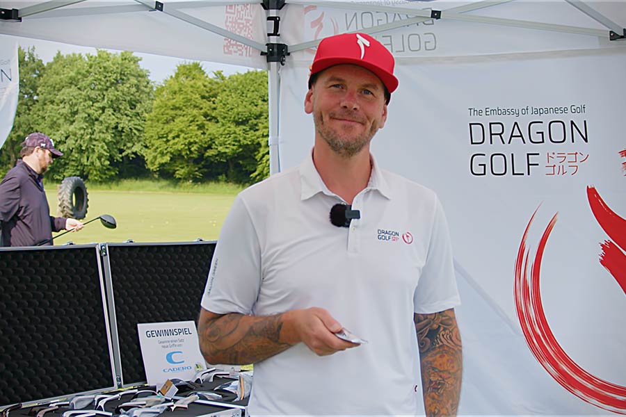 Nahaufnahme von Marcus Kraus in einem Dragon Golf Verkaufsstand