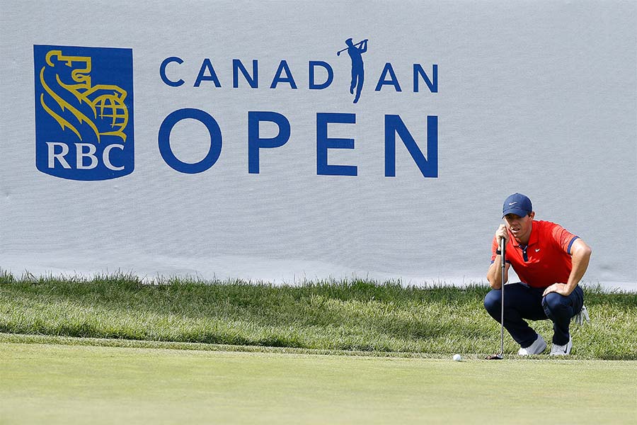 Rory McIlroy hockt vor dem RBC Canadan Open Logo