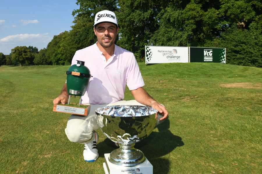 Alejandro Del Rey mit der Trophäe und dem Big Green Egg