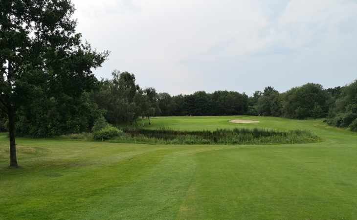 Ein Wasserhindernis auf einem Golfplatz