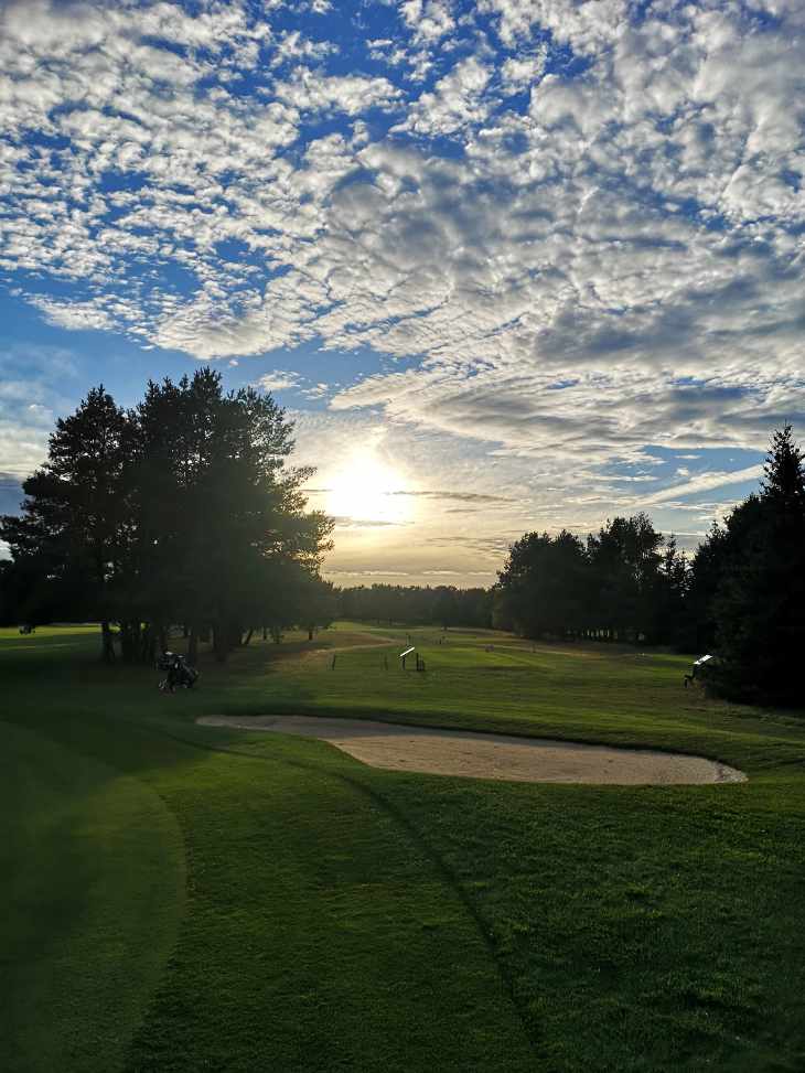 Ein Sonnenuntergang über einem Golfplatz