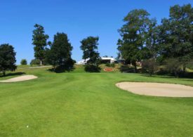 Ein Golf-Clubheim auf einem Hügel mit Sandbunkern