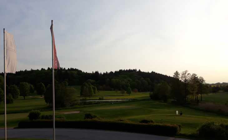 Ein Golfplatz im Abendlicht