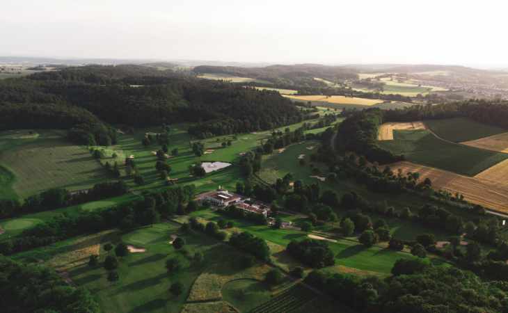 Panoramabild eines Golfplatzes