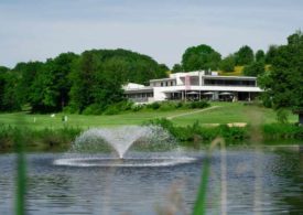 Golfclubhaus mit Teich im Vordergrund