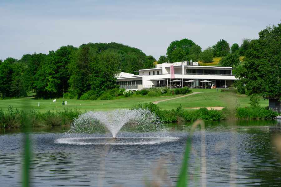 Golfclubhaus mit Teich im Vordergrund