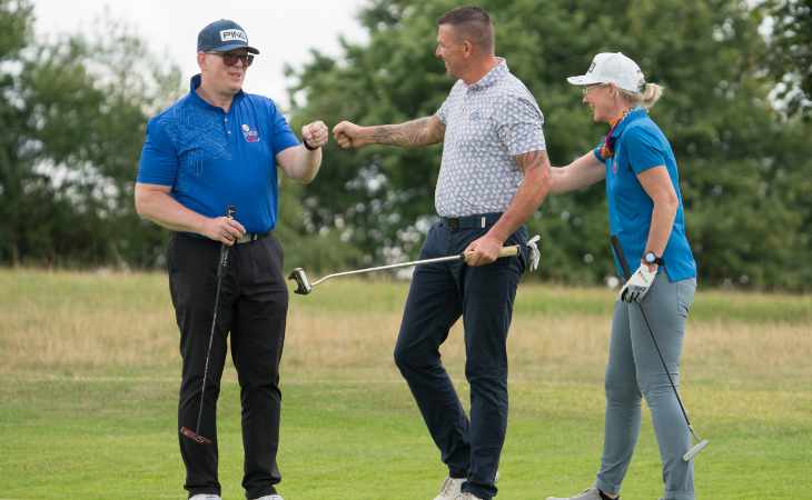 Golfer geben sich einen Fistbump