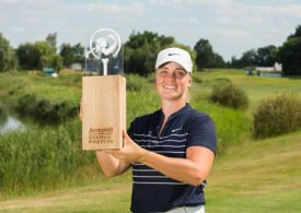 Maja Stark hält den AGM Pokal in den Händen