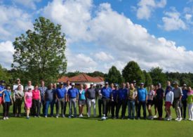 Ein Gruppenbild vor einem Golf-Clubheim