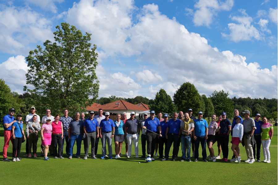 Ein Gruppenbild vor einem Golf-Clubheim