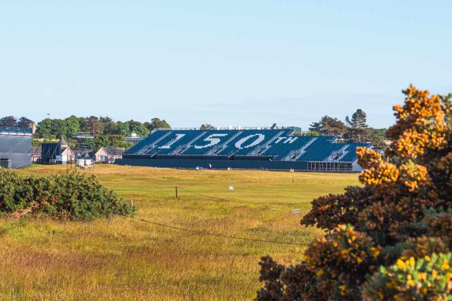 Eine Tribüne auf einem Golfplatz mit Schriftzug 150th