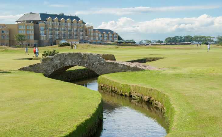 Das Clubhaus von St. Andrews mit der Steinbrücke und dem Wassergraben