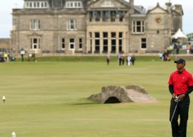 Tiger Woods steht auf dem Golfplatz in St Andrews