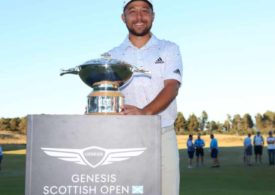 Xander Schauffele mit einer Trophäe