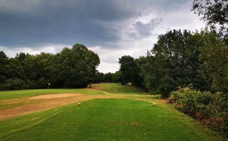 Ein Golfplatz unter bewölktem Himmel