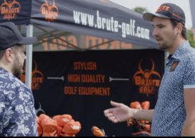 Zwei Golfer sprechen vor einem Messestand