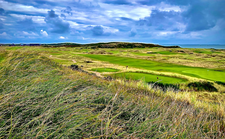 Ein Golfplatz unter bewölktem Himmel